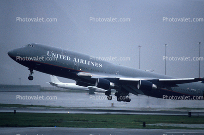 N106UA, United Airlines UAL, Boeing 747-451, (SFO), rain, inclement weather, wet