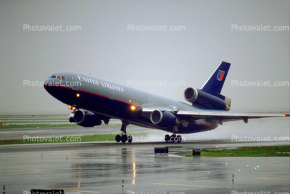 United Airlines UAL, Douglas DC-10, (SFO), rain