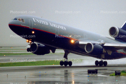 United Airlines UAL, Douglas DC-10, San Francisco International Airport (SFO), rain, inclement weather, wet