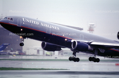 United Airlines UAL, Douglas DC-10, (SFO), rain, wet