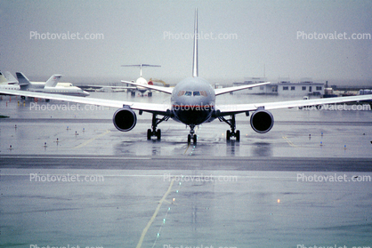 Boeing 747 head-on, rain, inclement weather, wet