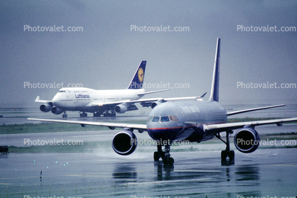 Boeing 757, Boeing 747-400, San Francisco International Airport (SFO), rain, inclement weather, wet