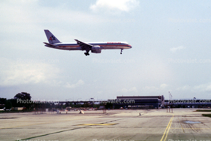 American Airlines AAL, Boeing 757 landing