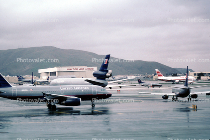 United Airlines, Airbus A320 series, UAL, Boeing 737, Douglas DC-10, San Francisco International Airport (SFO)
