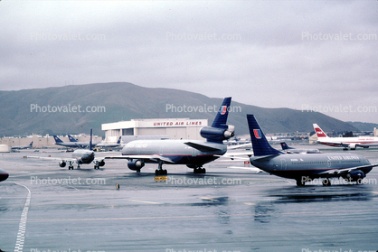 United Airlines UAL, Boeing 737, Douglas DC-10, San Francisco International Airport (SFO)
