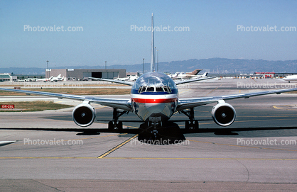 N306AA, American Airlines AAL, Boeing 767-223, San Francisco International Airport (SFO), CF6-80A, CF6, head-on