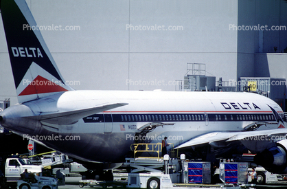 N107DL, Boeing 767-232, Delta Air Lines, San Francisco International Airport, (SFO), CF6