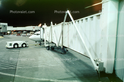 Pushback Tug, tractor, jetway, Boeing 737, Alaska Airlines ASA, San Francisco International Airport, Airbridge