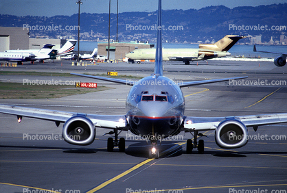 United Airlines UAL, Boeing 737, (SFO), head-on