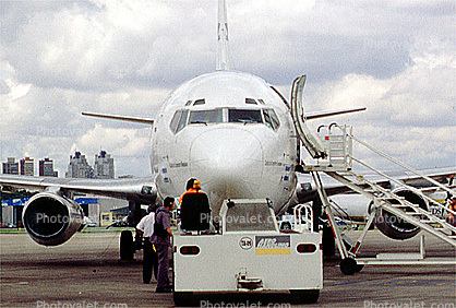 Boeing 737, Pushertug, tow tractor, Argentina, pushback tug, Jorge Newbery Airport