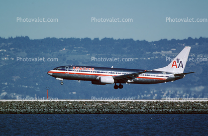 N916AN, American Airlines AAL, Boeing 737-823, on final approach at San Francisco International Airport (SFO), CFM56-7B24, CFM5
