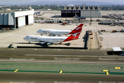 Boeing 747-400, Qantas Airlines, hangar, LAX