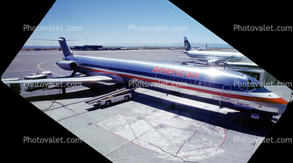 N453AA, American Airlines AAL, McDonnell Douglas MD-82, Super-80, belt loader, JT8D