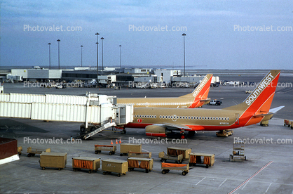 Boeing 737, Southwest Airlines SWA, Jetway, airbridge, San Francisco International Airport (SFO)