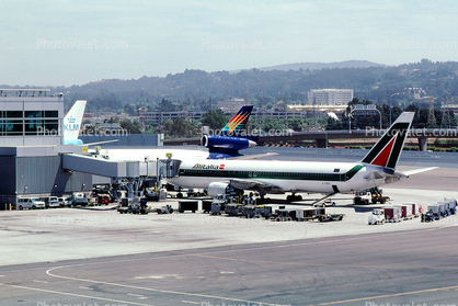 I-DEIL, Boeing 767-33AER, CF6-80C2B6F, CF6, 767-300 series