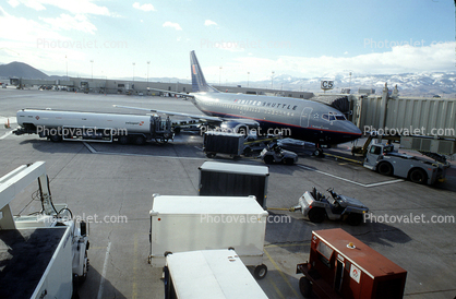 N925UA, United Shuttle, Boeing 737-522, 737-500 series, Refueling Truck, CFM56-3C1, CFM56
