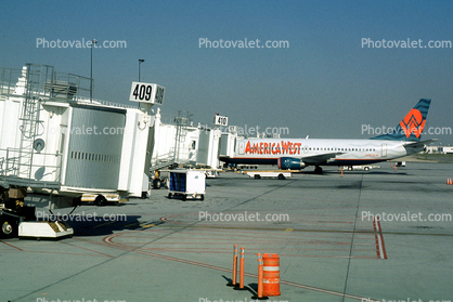 N327AW, Jetway, Boeing 737-3Q8, 737-300 Series, CFM56-3B2, CFM56, Gate 409, Airbridge
