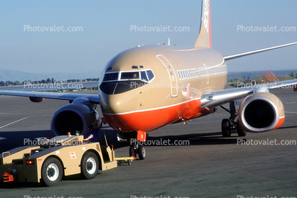 Tug, Boeing 737, Southwest Airlines SWA, Pushertug, (SFO), pushback tug, tractor