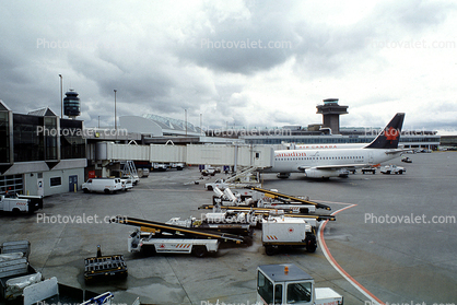 C-GQCP, 737, Air Canada ACA, Jetway, belt loader, Airbridge