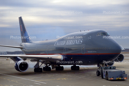 Pushback from a tow tractor, United Airlines UAL, Boeing 747, Pushertug, pushback tug, tractor