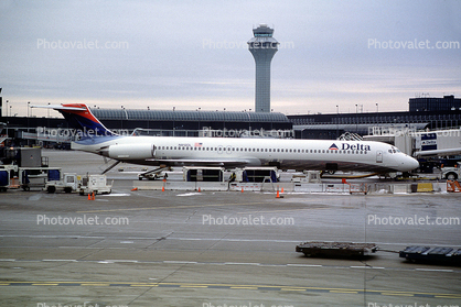 N912DL, Delta Air Lines, Douglas MD-88, Control Tower