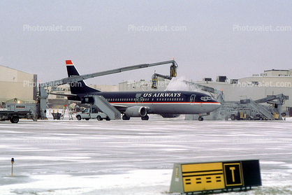N433US, snow removal, Boeing 737-4B7, Pittsburgh International Airport, US Airways AWE, 737-400 series, CFM56-3B2, CFM56