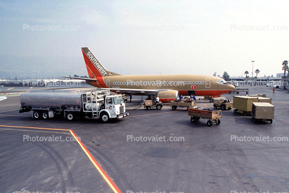 N524SW, Boeing 737-5H4, Southwest Airlines SWA, Burbank-Glendale-Pasadena Airport (BUR), Ground Equipment, 737-500 series, tanker, CFM56