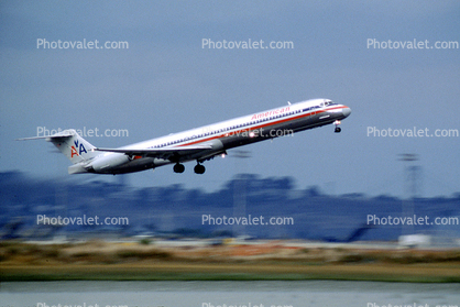 McDonnell Douglas MD-80 series, taking-off