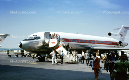 N74318, Trans World Airlines TWA, Boeing 727-231, Mobile Stairs, Rampstairs, ramp, JT8D, JT8D-9A s3, August 1969, 1960s