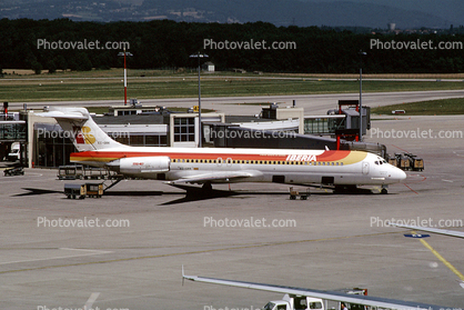 EC-GRK, Douglas DC-9-87, McDonnell Douglas MD-87, Iberia Airlines, Ciudad de Sevilla, Jetway, Airbridge