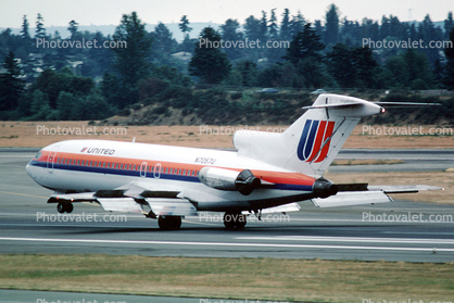 N7057U, United Airlines UAL, Boeing 727-22, Flaps Deployed, Landing, JT8D-7B s3, JT8D, 727-200 series