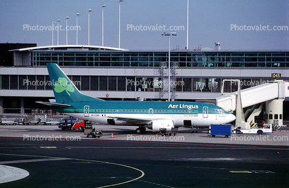 EI-CDD, Boeing 737-548, Aer Lingus, 737-500 series, CFM56-3B1, CFM56, Jetway, Terminal, Airport, Airbridge