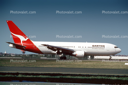 VH-EAK, Boeing 767-238ER, Qantas Airlines