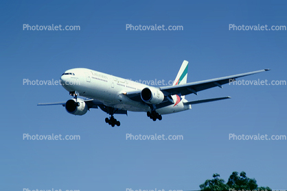 Boeing 777, Emirates Airlines landing