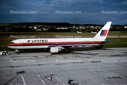 N655UA, Boeing 767322ER, PW4060, PW4000, towtractor