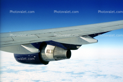 Airbus A340, Fanjet, lone wing in flight
