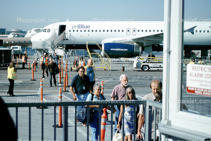 N605JB, Airbus A320-232 series, JetBlue Airways, Blue Yonder, disembarking passengers