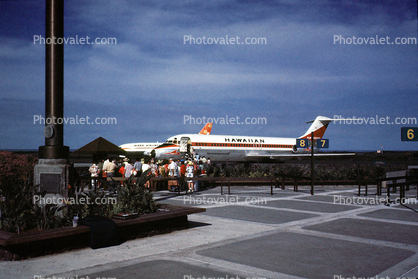 N906H, Boarding Passengers, Hawaiian Air HAL, Douglas DC-9-31, 1972, 1970s