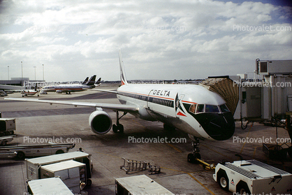 Delta, Boeing 757, Fort Lauderdale, Florida, pusher tug, tow tractor, March 1993