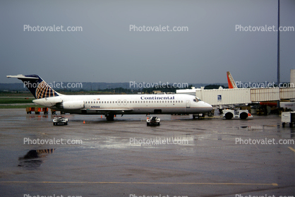 N70542, McDonnell Douglas DC-9-32, Continental Airlines COA, Jetway, Airbridge, June 1997