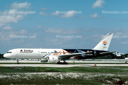 N6701, Soaring Spirit, Boeing 757-232, PW2037, PW2000, Special Olympic Colors