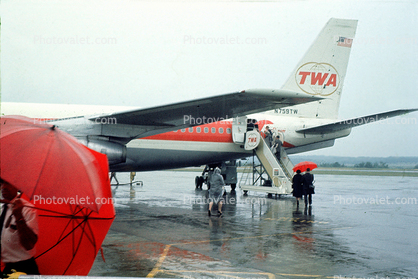 N759TW, Boeing 707-131B, JT3D, passengers boardking, rain, umbrellas, 1960s