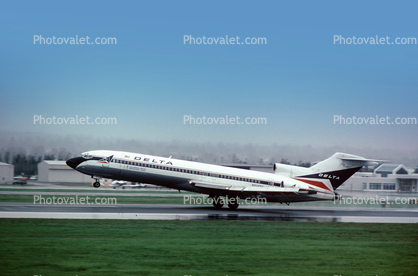 N538DA, Boeing 727-232, taking-off, runway, JT8D