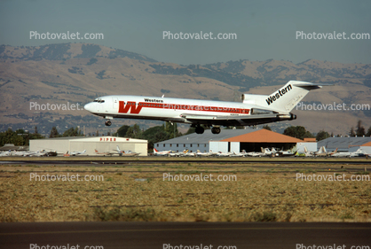 N2826W, Boeing 727-247, Western Airlines WAL, Landing