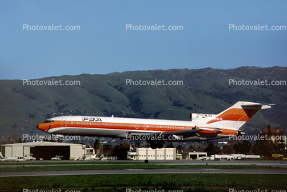 N545PS, Landing, Boeing 727-214 	, 727-200 series, Smileliner, December 1981
