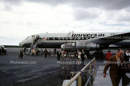 Universal Airways, disembarking passengers