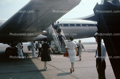 G-AOVC, Boarding Passengers, Bristol 175 Britannia 312, September 1962, 1960s