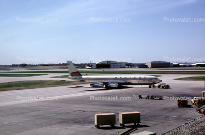 Hangars, runway, N1502W, Boeing 707-347C