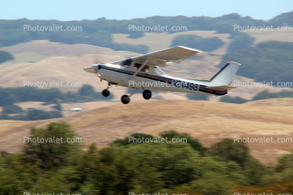 N24498, Cessna 152, taking-off