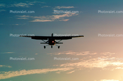 Cessna 172 landing,  head-on
